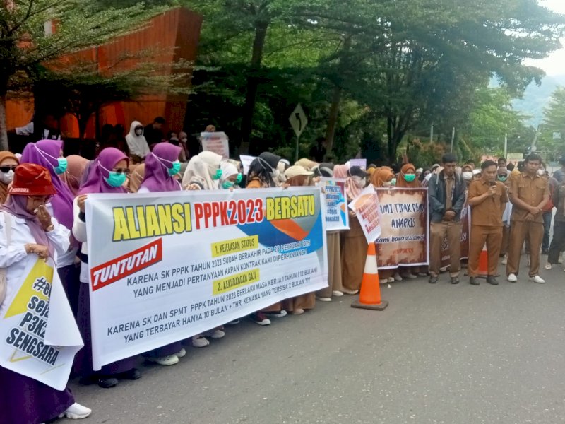PPPK berunjuk rasa di depan Rujab Bupati Enrekang. 