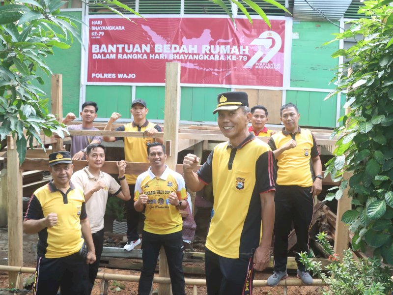 Wakapolres Wajo Kompol Andi Syamsu Lipu meninjau lokasi program bedah rumah di Desa Lempa. 