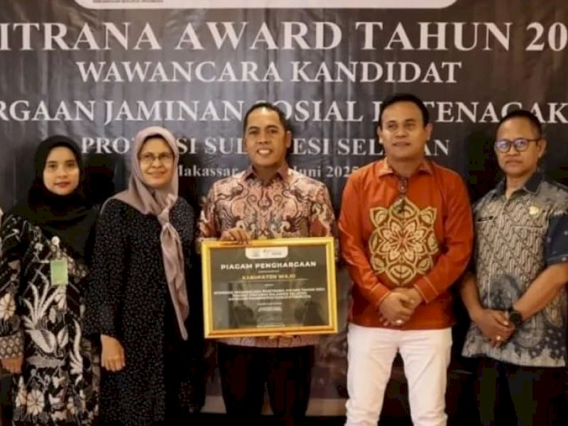 Bupati Wajo Andi Rosman menerima penghargaan nominator Paritrana Award. 
