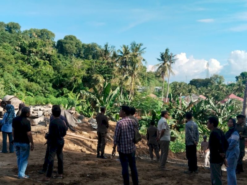 Tim Pemkab Wajo menutup aktivitas pembangunan perumahan di Kota Sengkang. 