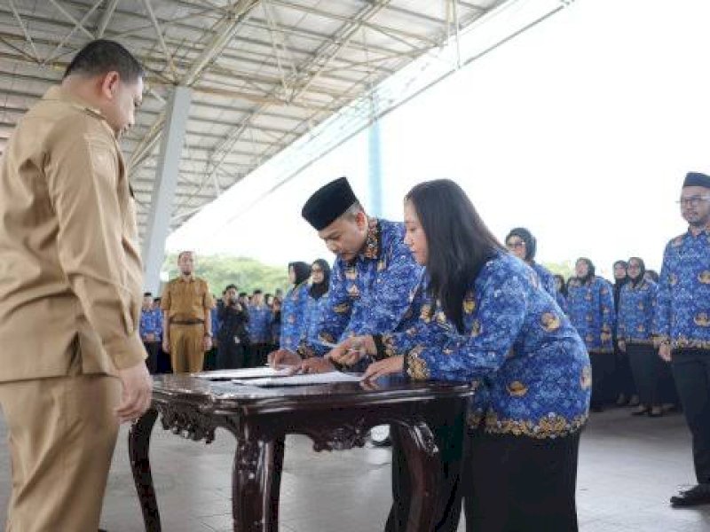 Pemerintah Kota (Pemkot) Makassar resmi menyerahkan 1.746 surat keputusan (SK) pengangkatan pegawai pemerintah dengan perjanjian kerja (PPPK). 
