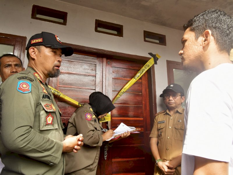 Satpol PP menyegel bangunan perumahan di GOR Sudiang. 