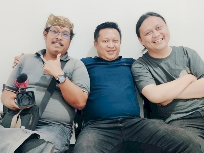 Gista (tengah), jurnalis pelapor kasus pengancaman oleh anggota DPRD Torut. 