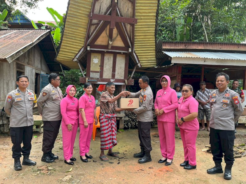 Polres Toraja Utara menyalurkan paket sembako kepada warga kurang. 