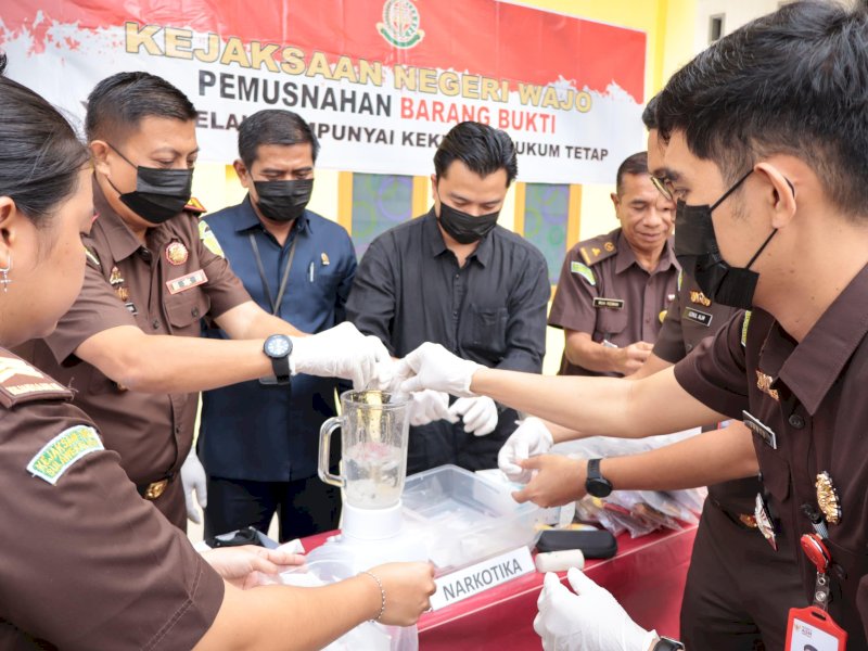 Pemusnahan barang bukti oleh Kejari Wajo. 