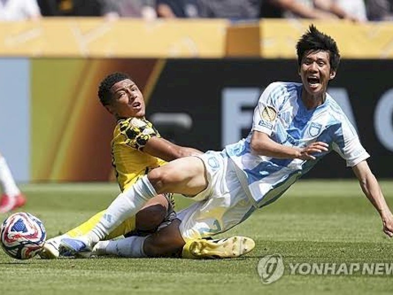 Pemain Dortmund berebut bola dengan pemain Ulsan. 