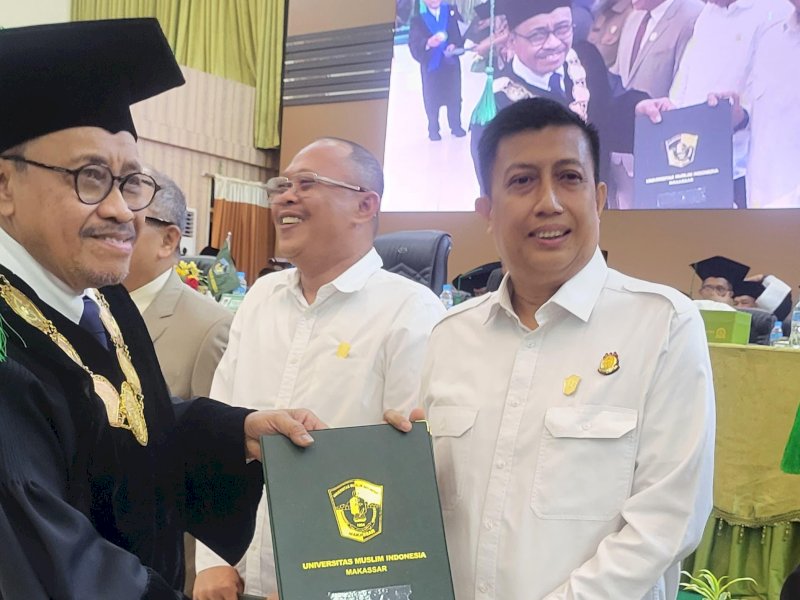 Kajari Wajo Andi Usama Harun dianugerahi pin emas dari Universitas Muslim Indonesia (UMI) Makassar.