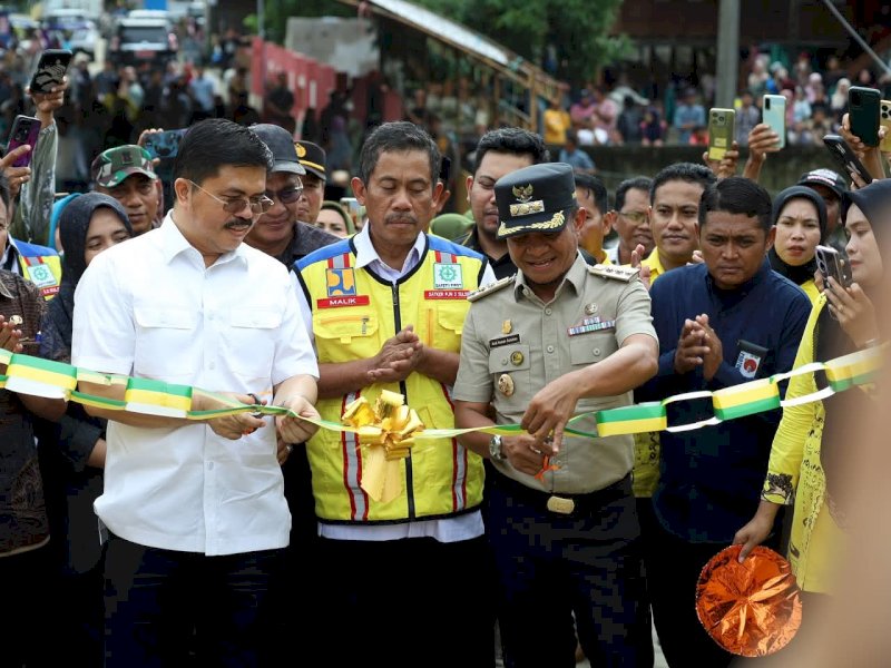 Bupati Bone Andi Asman Sulaiman meresmikan Jembatan Gantung Benteng-Pattiro yang menghubungkan Desa Pakkasalo dan Mallusetasi, Kecamatan Sibulue, Kabupaten Bone. 