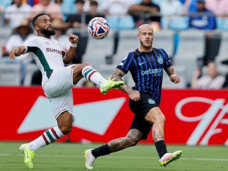 Pemain Fluminense mengontrol bola dibayangi pemain Inter Milan. (int) 