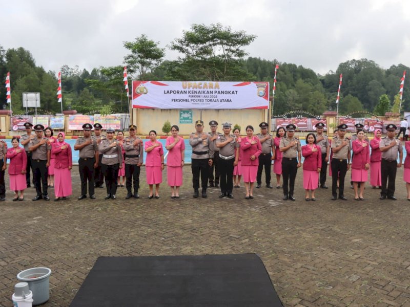 Upacara kenaikan pangkat 15 personel Polres Torut.