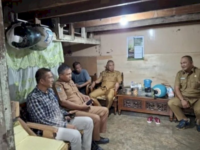 Kadis Perkimtan Bone Budiono (Kanan) saat melakukan peninjauan lokasi sekaligus survei bagi para Calon Penerima Bantuan perbaikan rumah TLH. 