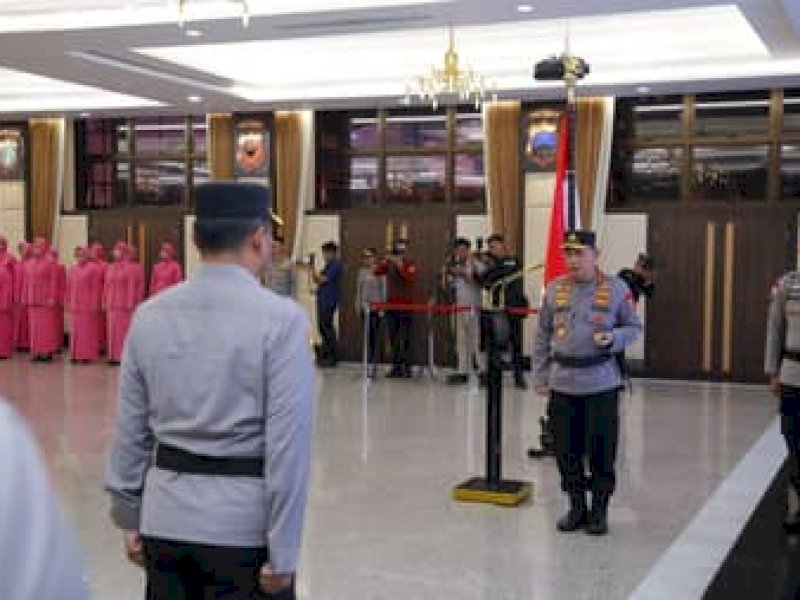 Kapolri Jenderal Listyo Sigit Prabowo memimpin upacara kenaikan pangkat 17 perwira Polri. (int) 
