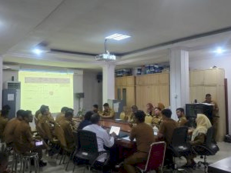 Rapat pembahasan iuran sampah gratis di DLH Makassar. 