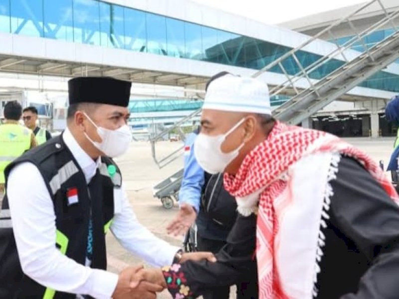 Bupati Wajo Andi Rosman menjemput jemaah haji di Bandara Sultan Hasanuddin, Makassar. 