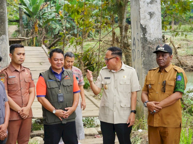 Wakil Bupati  Bone Andi Akmal Pasluddin meninjau jembatan penghubung di Desa Tanah Tengnga, Kecamatan Palakka. 