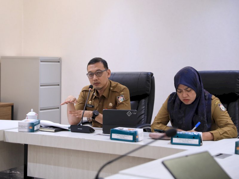Sekda Kota Makassar Andi Zulkifly memimpin rapat pembahasan Stadion Untia. 
