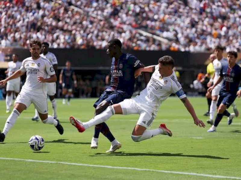 Pemain Real Madrid berusaha menjegal pemain  PSG. (int) 