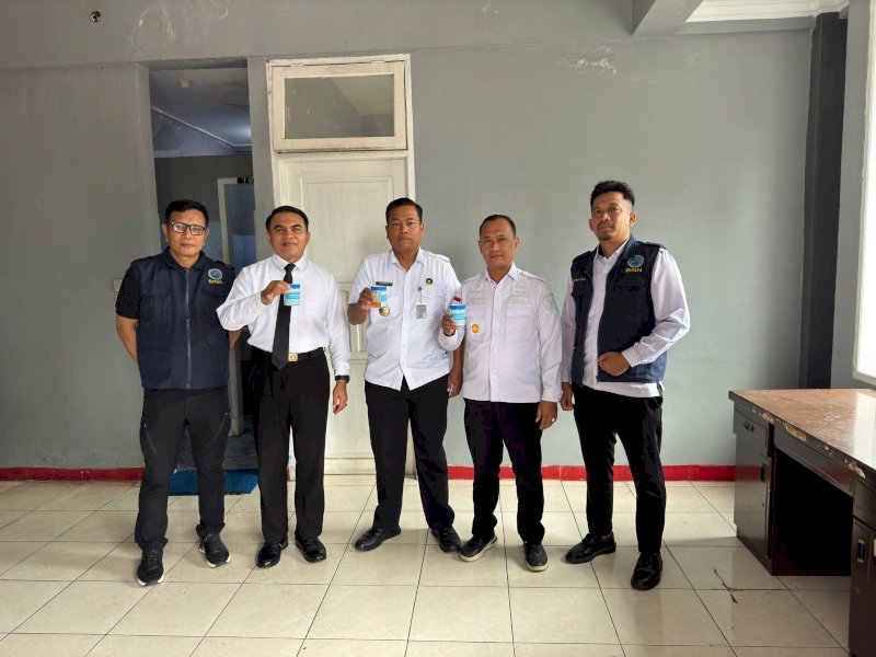 Pegawai Lapas Makassar usai menjalani tes urine. 