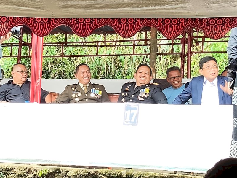Dandim 1414 Toraja Letkol Inf Armal, dan Kapolres Toraja Utara AKBP Stephanus Luckyto, terlihat kompak ber-pakaian dinas harian (PDH) saat menghadiri upacara adat Rambu Solo'. 