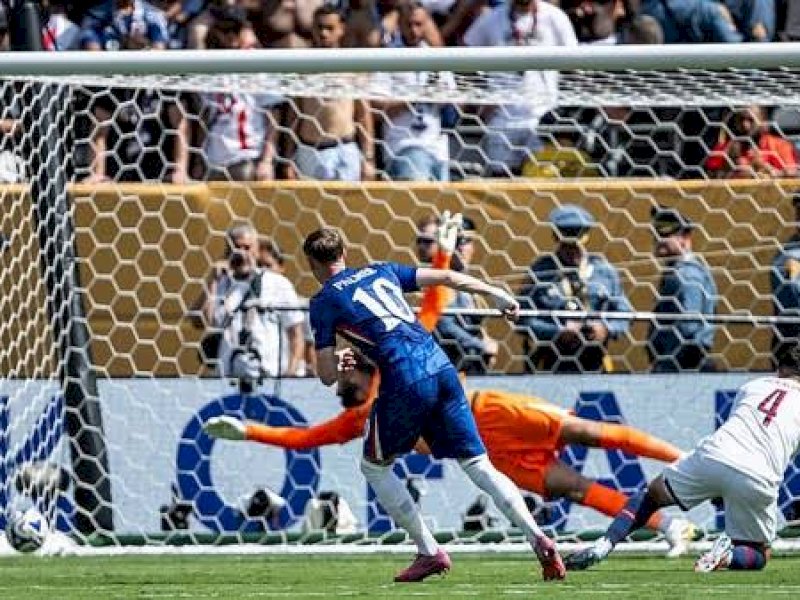 Pemain  Chelsea menjebol gawang PSG. (int) 