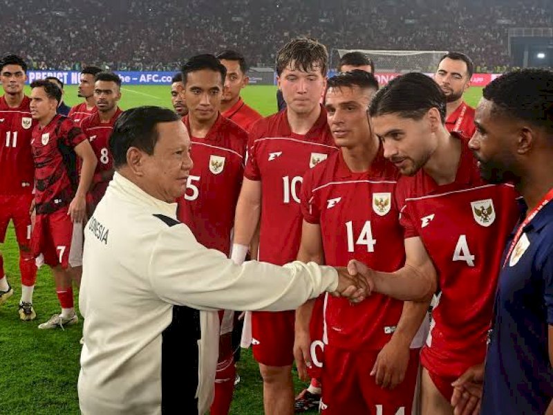 Prabowo Subianto menyalami pemain Timnas Indonesia. (int) 
