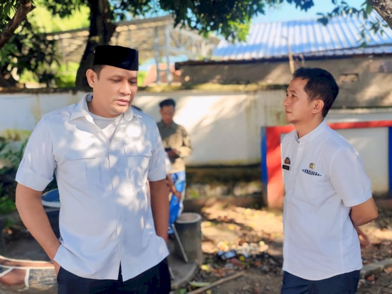 Anggota Komisi I DPRD Wajo Mustafa sidak ke lokasi proyek rehabilitasi Rumah Jabatan Bupati Wajo di Jalan Veteran, Sengkang. 