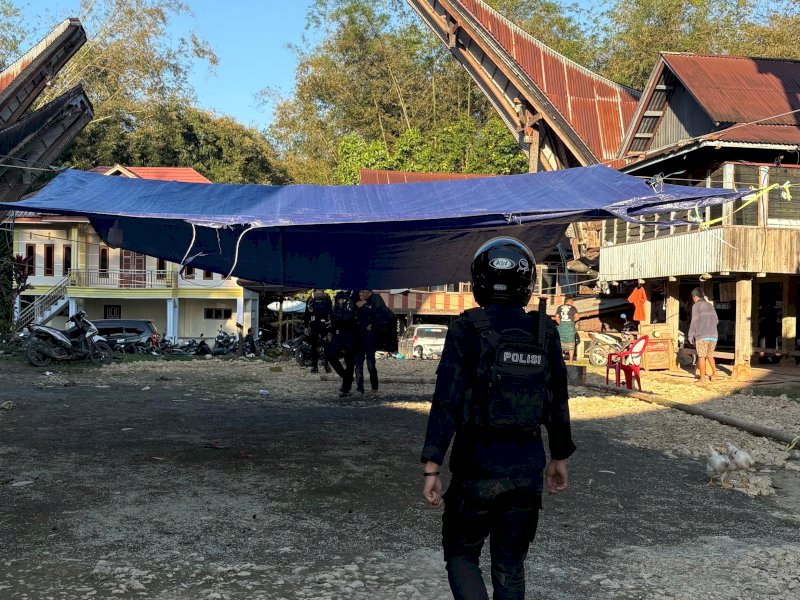 Polisi menggerebek arena judi sabung ayam di Torut. 