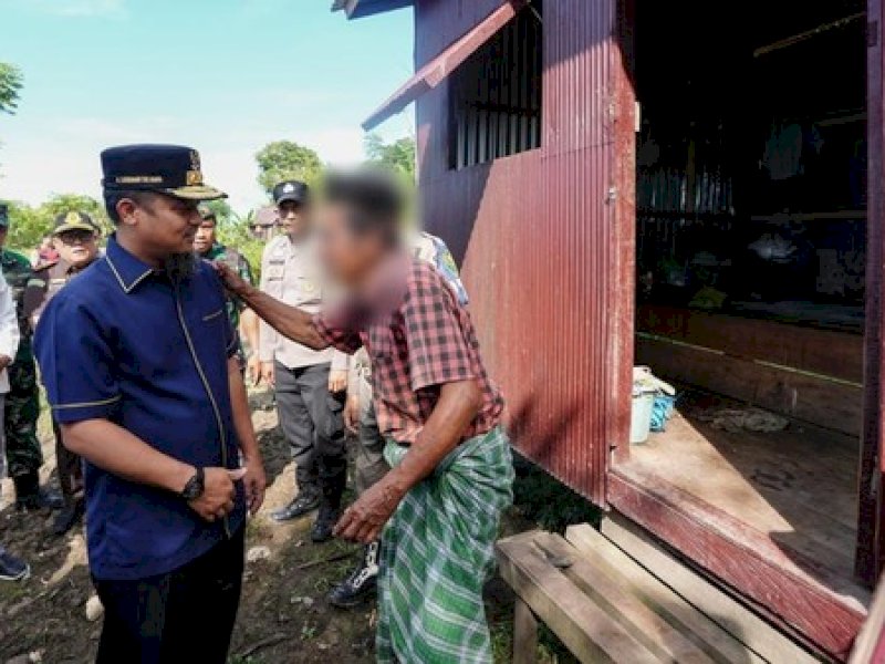 Gubernur Sulawesi Selatan Andi Sudirman Sulaiman menyerahkan bantuan bedah rumah kepada seorang warga kurang mampu di Kabupaten Barru.