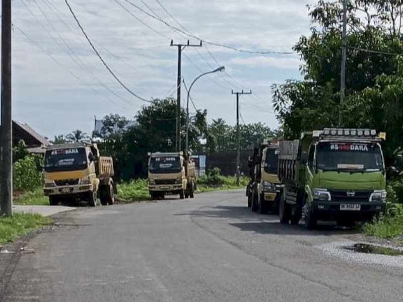 Truk pengangkut material tambang Galian C di Desa Tanrongi, Wajo. 