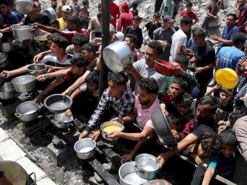 Warga Gaza antre menunggu makanan. (int) 
