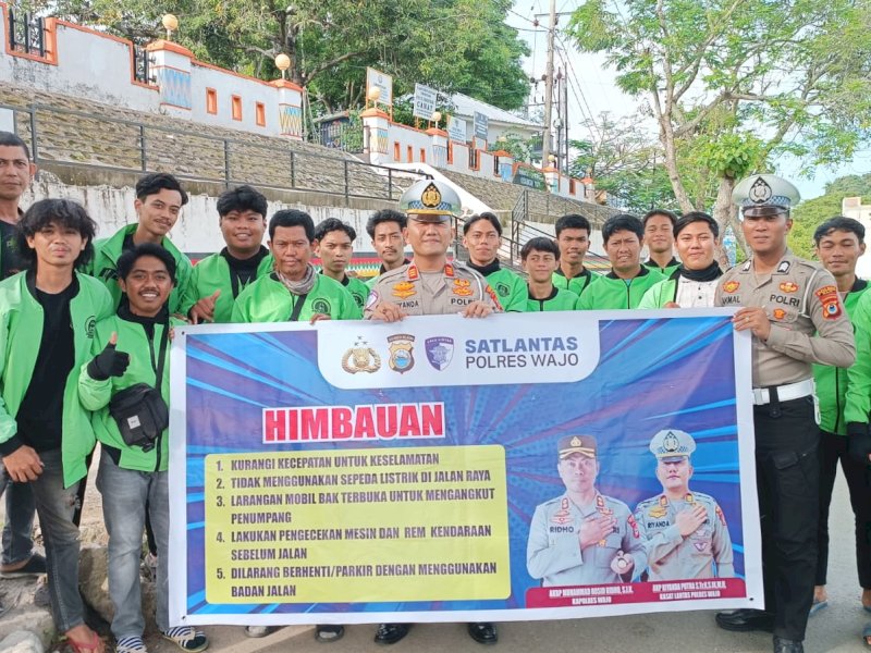 Satlantas Polres Wajo sosialisasi tertib lalu lintas ke Komunitas Kurir. 