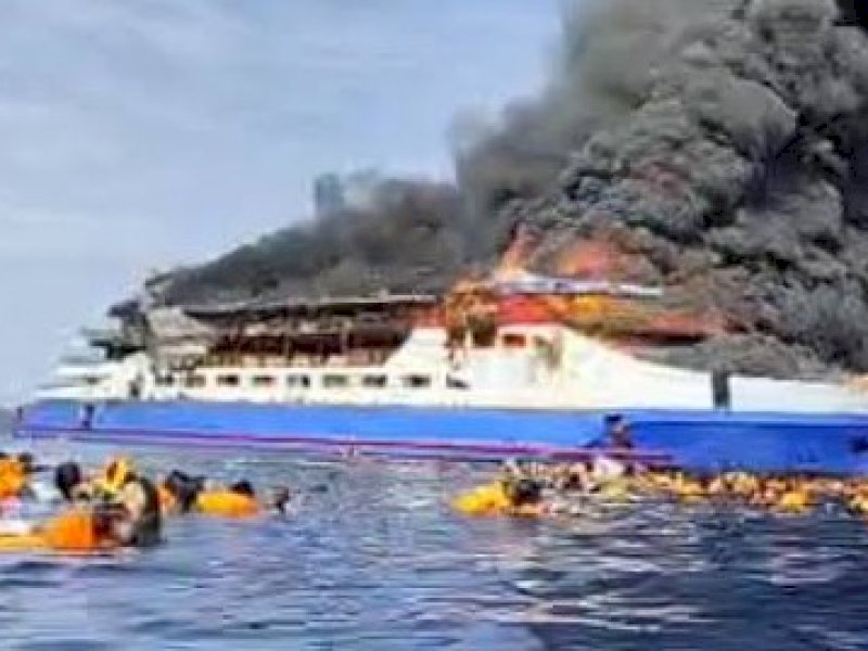 KM Barcelona yang terbakar di perairan Sulawesi Utara. 