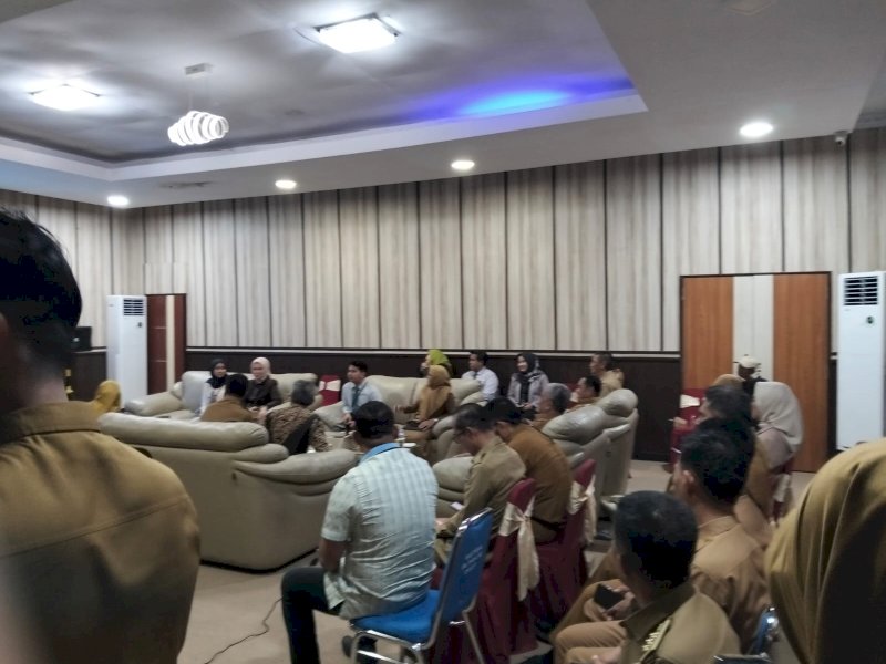 Bupati Wajo Andi Rosman mengikuti acara peluncuran kelembagaan 80.000 Koperasi Desa/Kelurahan Merah Putih secara daring di lounge Kantor Bupati Wajo. 