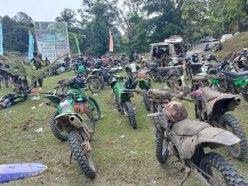 Ribuan peserta One Day Trail Adventure Jelajah Bumi La Maranginang &ldquo;menyerbu&rdquo; objek wisata permandian air panas Pincara. 