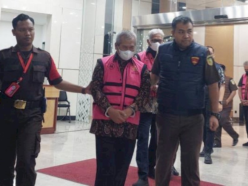 Penyidik Kejagung menggiring para tersangka korupsi kredit Sritex. 