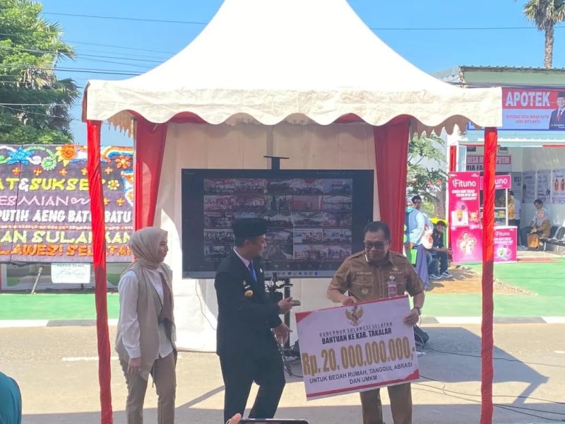 Gubernur Sulsel Sudirman Sulaiman  menyerahkan bantuan bedah rumah ke Pemkab Takalar. 