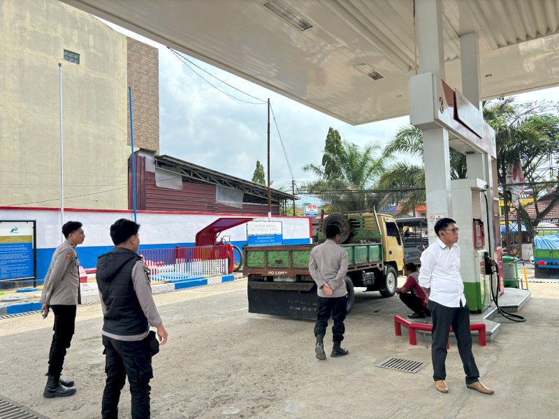 Personel Polres Torut melakukan razia mobil pelangsir BBM di SPBU. 