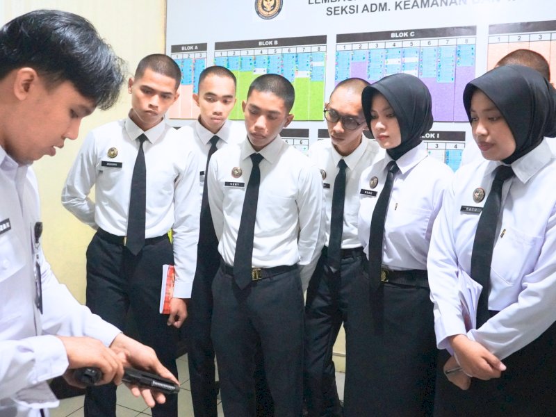 Lapas Kelas IIB Maros melaksanakan kegiatan pengenalan dan perawatan senjata api. 