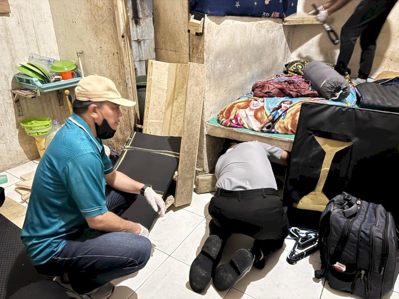 Kalapas Makassar Sutarno melakukan inspeksi mendadak di blok narkoba. 