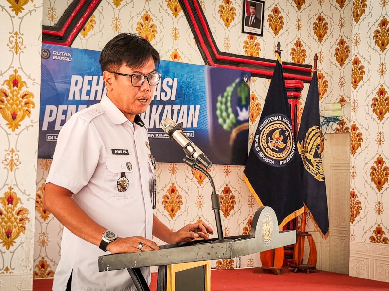 Kepala Rutan Barru, Amsar saat memberi sambutan pada pembukaan program rehabilitasi pemasyarakatan. 