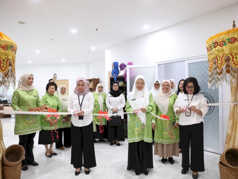Ketua Dewan Kerajinan Nasional Daerah (Dekranasda) Kota Makassar, Melinda Aksa meresmikan kegiatan ruang jahit Dekranasda. 