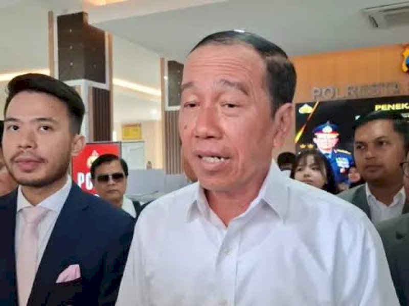 Joko Widodo memberi keterangan terkait kasus ijazah palsu. 