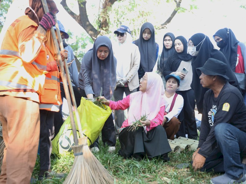 Ketua TP PKK Kota Makassar, Melinda Aksa melakukan penanaman kompos biopori. 