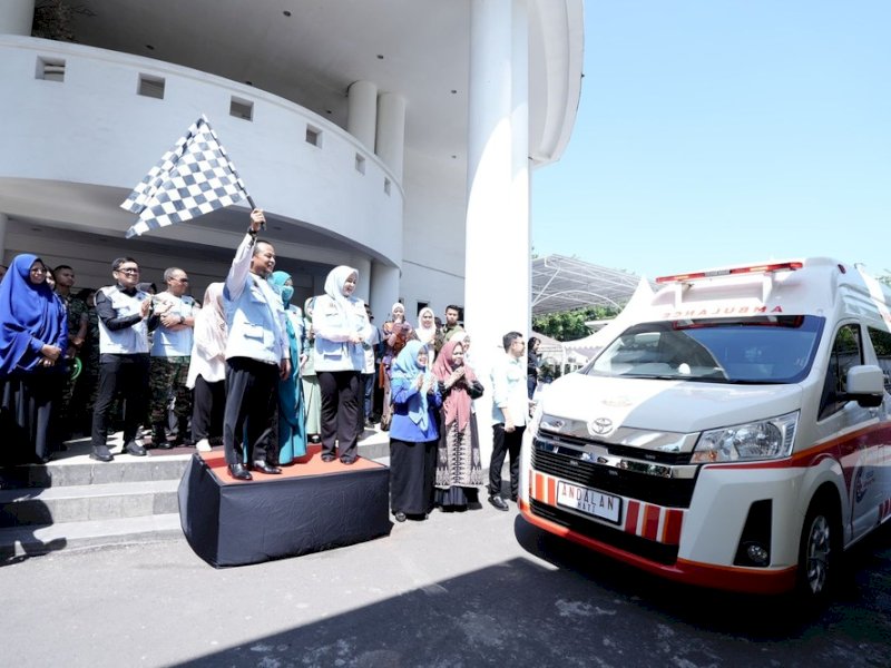 Gubernur Sulawesi Selatan Andi Sudirman Sulaiman meluncurkan Mobile Intensive Care Unit (MICU).