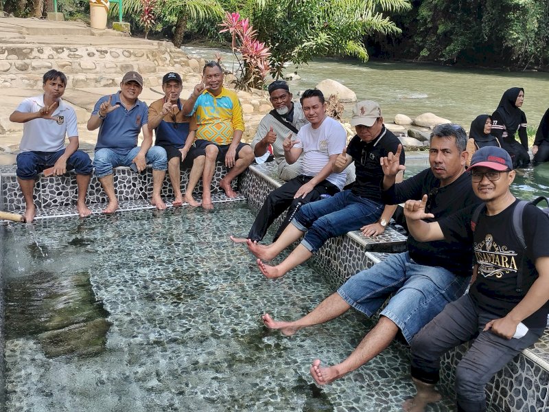 Rombongan Kadis Dukcapil se-Sulsel menyambangi objek wisata Permandian Air Panas Pincara, Kecamatan Masamba. 