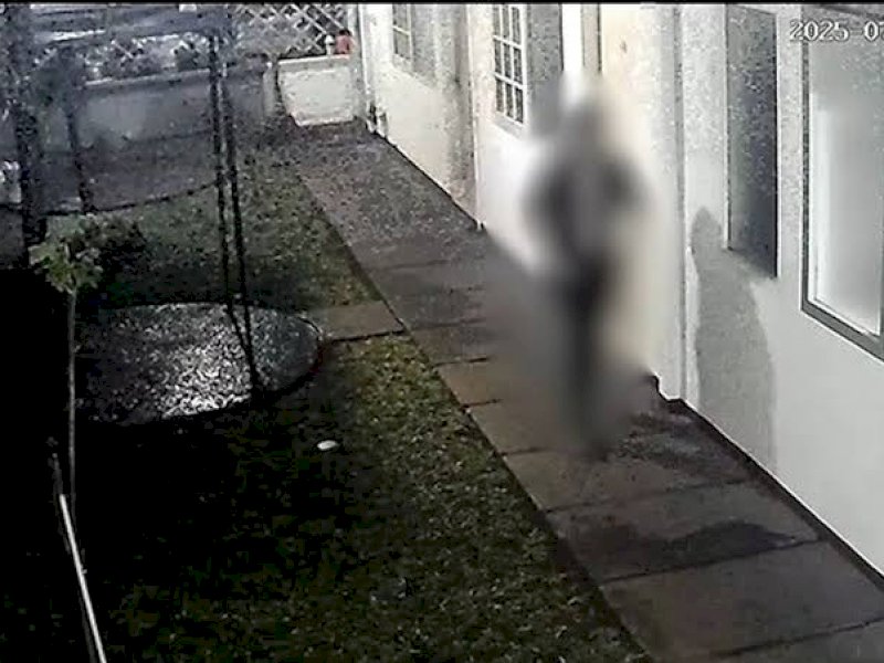 Tangkapan CCTV saat Daru Pangayunan berada di rumah kosnya. (int) 