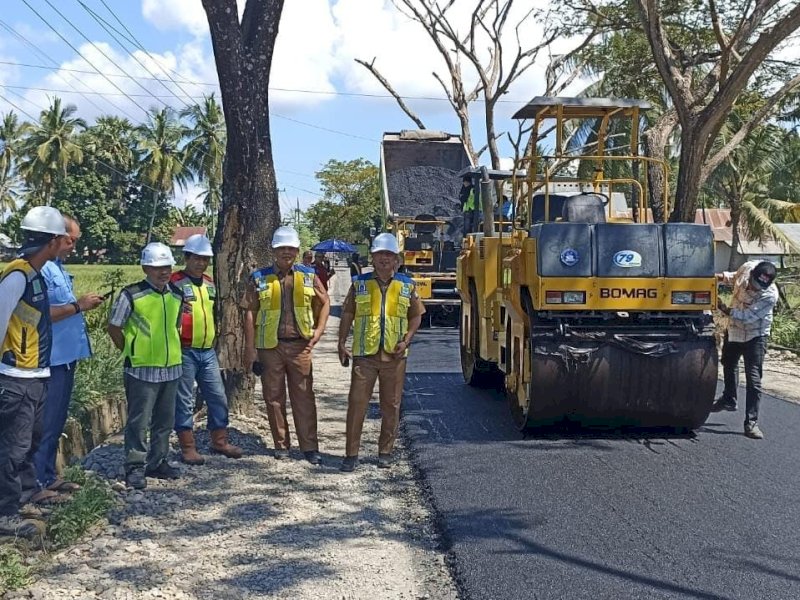 Pengaspalan ruas jalan Bukaka-Cempalagi, Bone. 