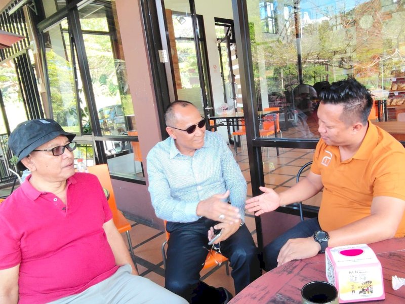 Viktor Datuan Batara (tengah) 