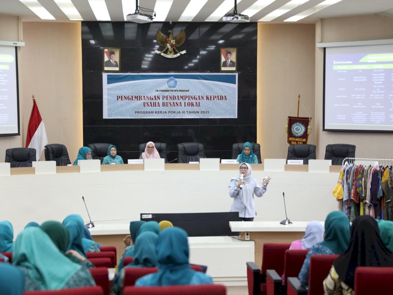 Penutupan kegiatan Pengembangan Usaha Busana Lokal Makassar yang berlangsung di Ruang Sipakatau, Balai Kota Makassar. 