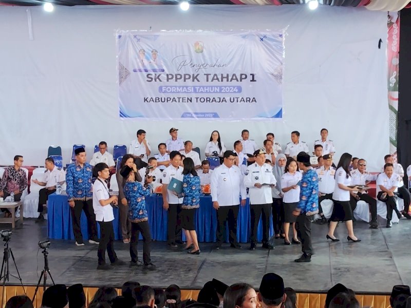 Bupati Frederik Viktor Palimbong menyerahkan SK PPPK. 